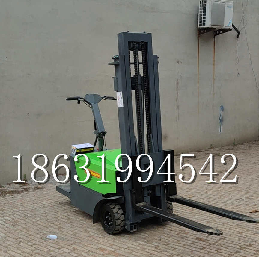 尖扎县优程全电动叉车插腿式堆高车液压装卸车1.5吨升高小型站驾式铲车